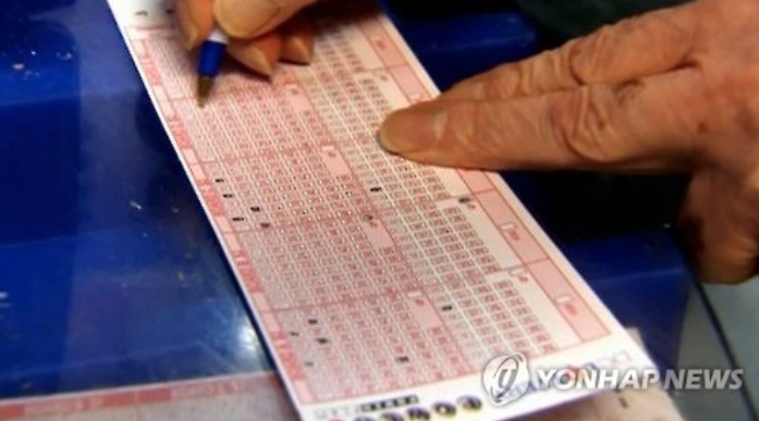 Social analysts say the return of Lotto's popularity is relevant to the current slump in the country's economy, hit by a worsening job market, household debts and slowing growth. (image: Yonhap)