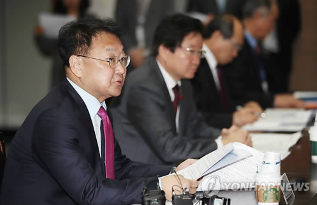 "We have to carry out sweeping reform in earnest based on the principle and framework that we set last year," Finance Minister Yoo Il-ho said. "We will do our best to go through the restructuring process as planned in order to help the business earn competitiveness." 