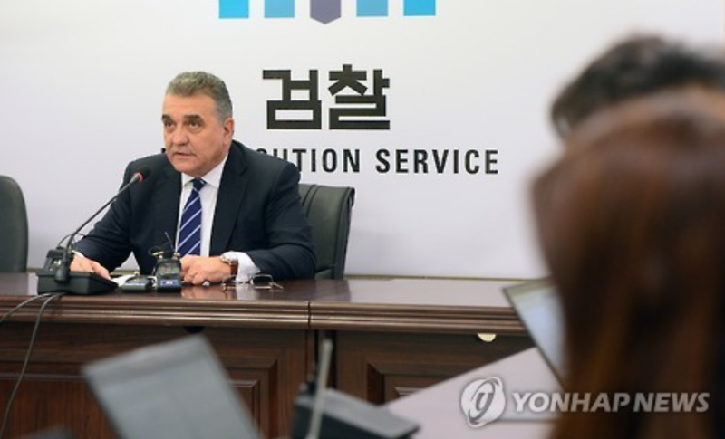 Volkswagen Exec Visits Seoul Prosecutors’ Office, Apologizes