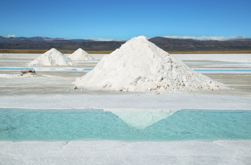 According to officials, POSCO can either extract lithium phosphate from salt water or wasted secondary batteries, before converting it into lithium carbonate. (image: KobizMedia/ Korea Bizwire)