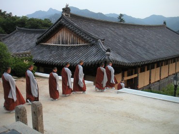 Buddhist Community Debates Allowing Older Retirees into Priesthood
