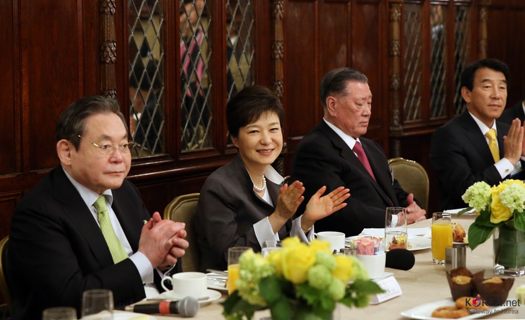 Samsung chief Lee Kun-hee (L), with President Park Geun-hye (second from left) and Hyundai Motor Group Chairman Chung Mong-koo (second from right) at a breakfast meeting with Korean business leaders at the Hay-Adams Hotel in Washington D.C. on May 8, 2013. (image: Wikimedia)