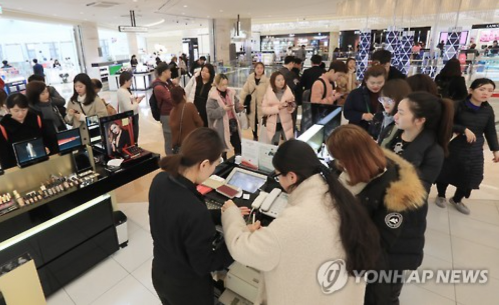 Twenty-two local duty-free operators paid a combined 967.2 billion won to tourist agencies and guides in 2016 in exchange for collecting foreign tourists. (image: Yonhap)