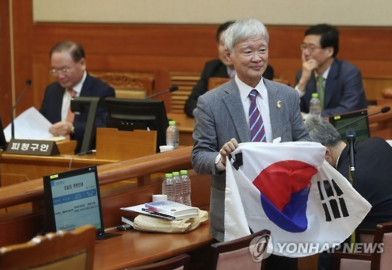 President Park’s Lawyer Holds Up Korean Flag at Impeachment Trial