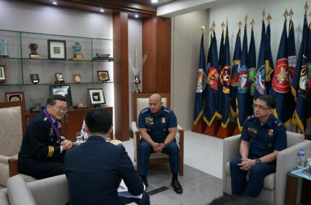 Deputy Commissioner General Kim Guy-chan (L) talks with Philippine police officers at the Southeast Asian country's national police agency on Feb. 14, 2017. (image: National Police Agency)