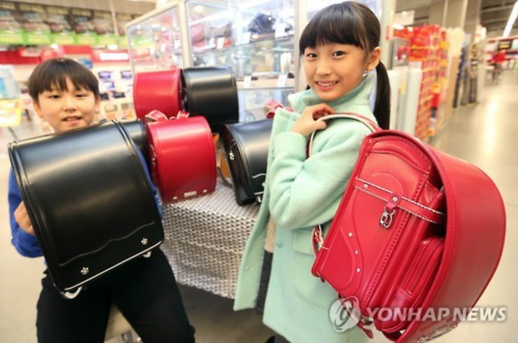A Japanese-made Randosel backpack, the popularity of which turned controversial in 2015 because of its high price, remains in high demand. (image: Yonhap)