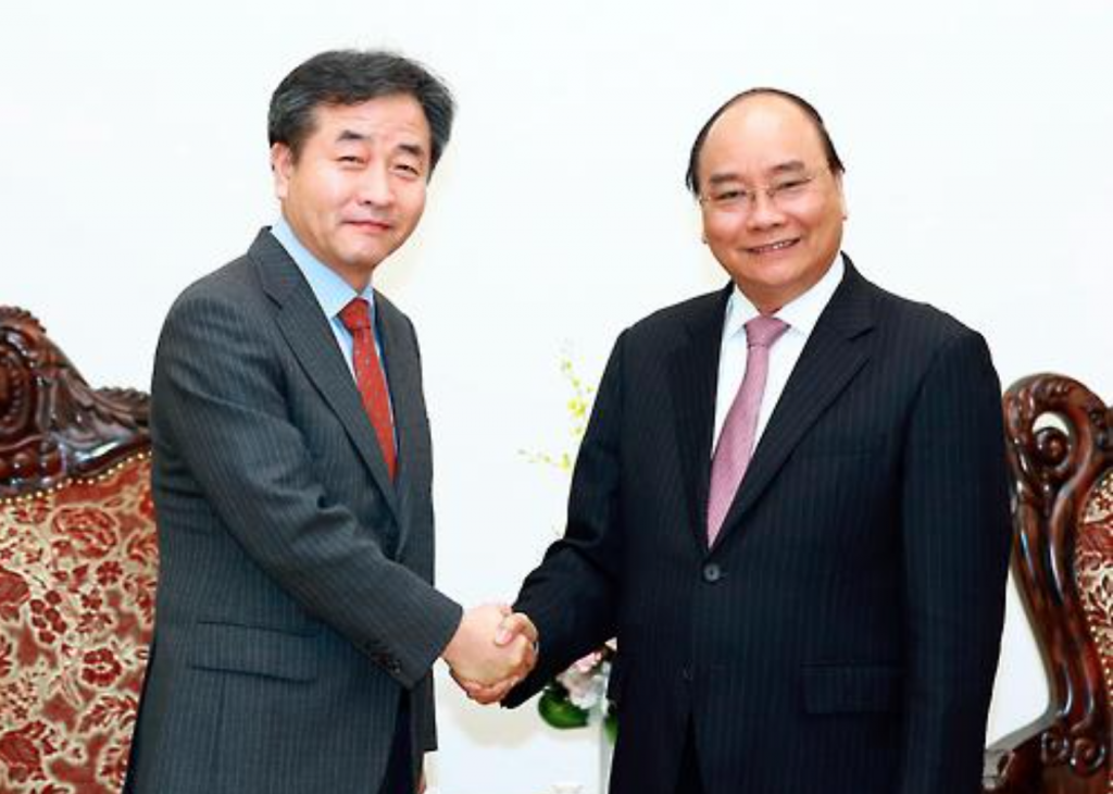 Park No-hwang (L), president and CEO of Yonhap News Agency, shakes hands with Vietnamese Prime Minister Nguyen Xuan Phuc at the latter's office in Hanoi on Feb. 9, 2017. (image: VNA, Yonhap)