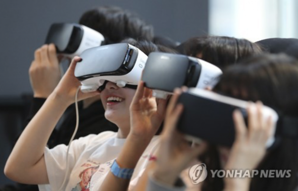 The Gear VR was the most-sold VR product in the U.S. market, while more than 1 million units were sold in Japan. (image: Yonhap)