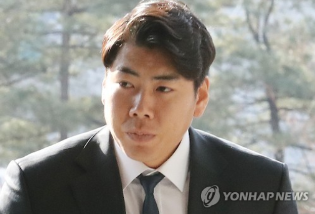 In this file photo taken on March 3, 2017, Pittsburgh Pirates infielder Kang Jung-ho arrives at the Seoul Central District Court to attend a verdict hearing on his DUI charges. (Yonhap)