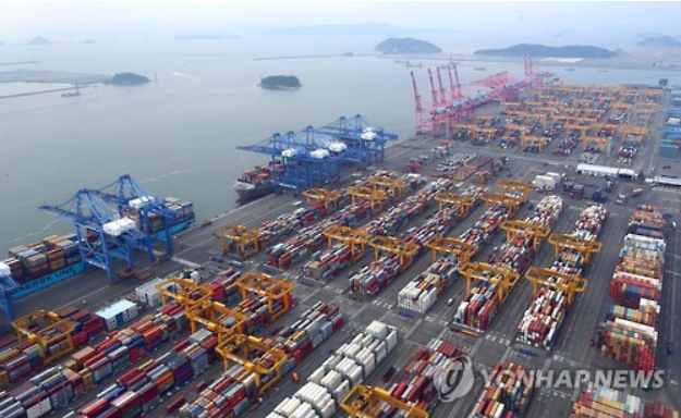 In 2016 alone South Korea posted a $14.09 billion trade deficit with the United States in the service sector, according to an earlier report from the Korea International Trade Association (KITA). The 2016 tally marks a 28.4 percent spike from a $10.97 billion deficit in 2011. (Image courtesy of Yonhap)