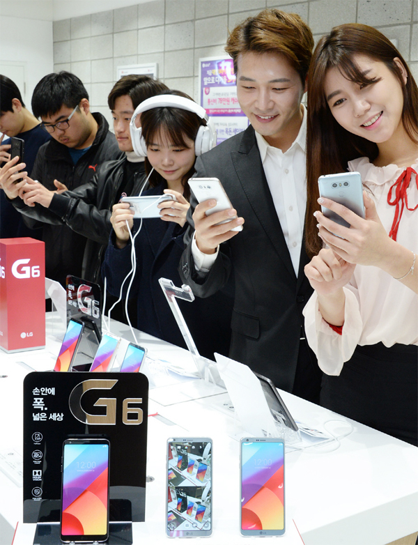 Its popularity has been widely expected as over 80,000 customers preordered the high-end smartphone during an eight-day period. (Image courtesy of LG Electronics)
