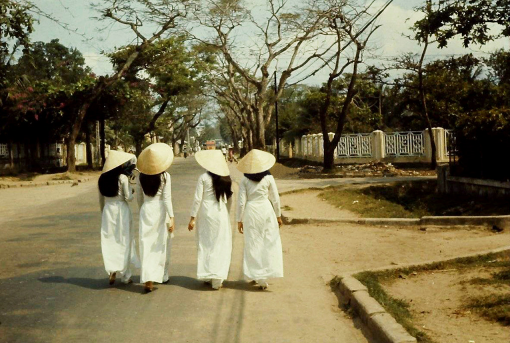 Vietnamese women stroll street (Image courtesy of manhhai/Flickr)