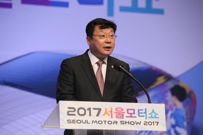 In this photo taken on March 31, 2017, Trade, Industry and Energy Minister Joo Hyung-hwan delivers an opening speech for the Seoul Motor Seoul that runs through April 9 at KINTEX in Ilsan, near Seoul. (Image: Yonhap)