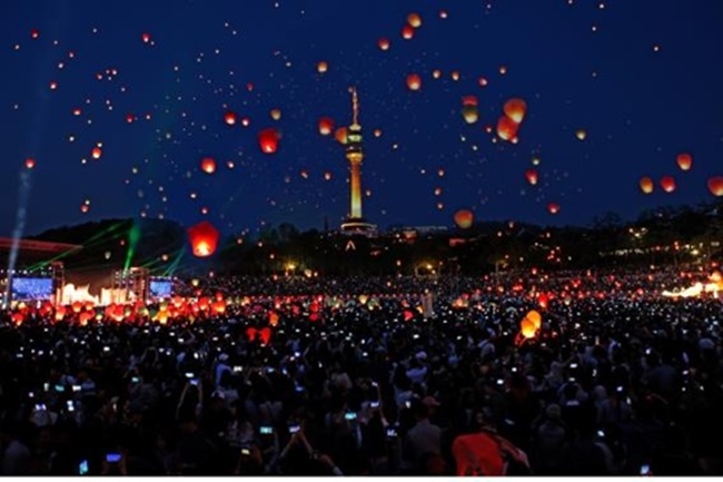 A Sky lantern is also known as Kongming lantern, named after a historicla figure who is said to have written a message on a sky lantern to get help when he was surrounded by enemies. (Image: Yonhap)