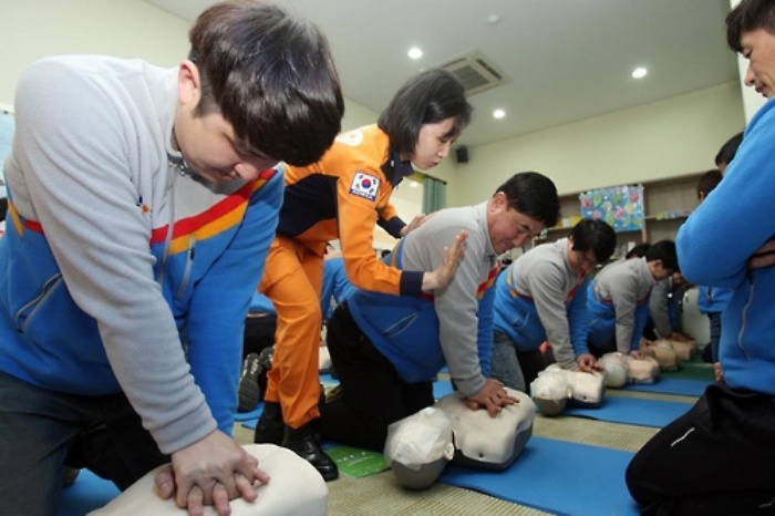 Couriers Learn First Aid Courses to Double as Emergency Helpers