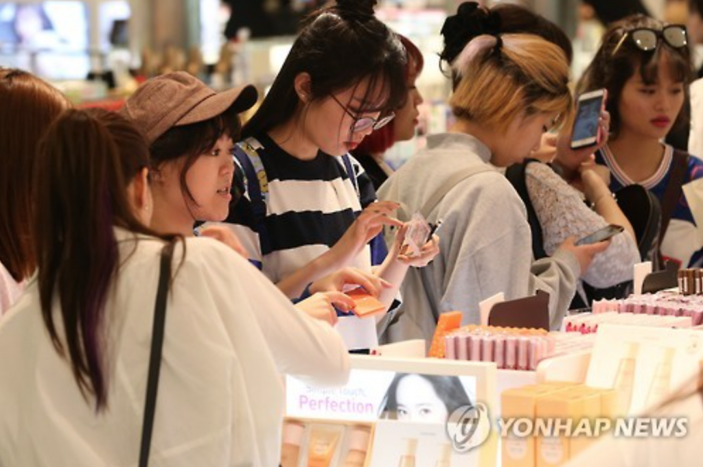 Chinese tourists shopping for cosmetics products at a duty-free shop in Seoul. (image: Yonhap)
