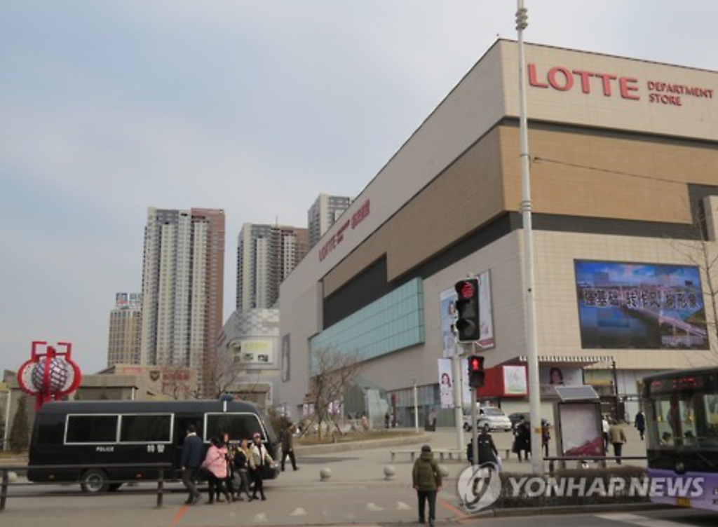 Chinese police stand guard in front of a Lotte Department Store outlet in Shenyang, China, on March 4, 2017, due to rising anti-Korean sentiment among Chinese. (image: Yonhap)