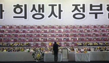 Public Grieves as Sewol Ferry Returns to the Surface