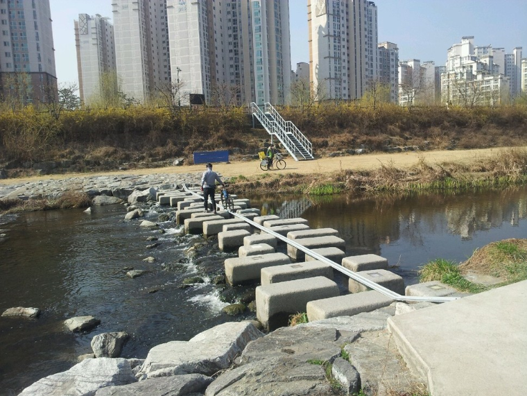 Some 10 centimeters in width and 20 meters in length, the cycle rails made of steel will allow cyclists to enjoy their ride without their flow interrupted when crossing stepping stones, allowing a rare cycling opportunity to enjoy the scenery of the stream up close. (Image: The City Government of Seongnam) 
