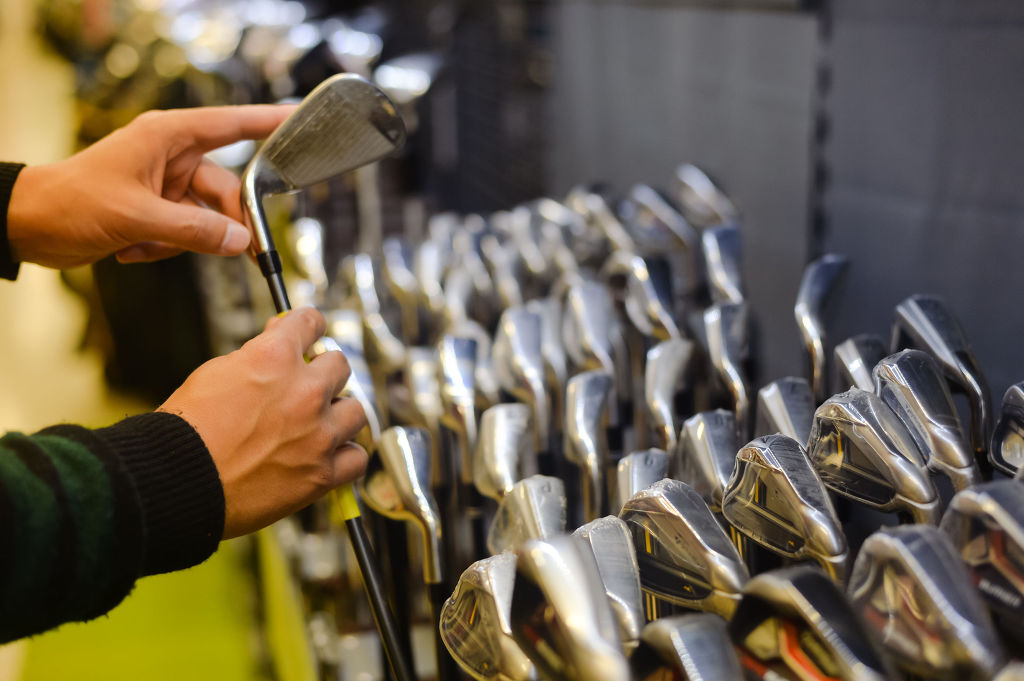 Though golfers spent over 3 trillion won on green fees in 2015 alone, amateur players who practice at driving range facilities spent nearly 2 trillion won, with indoor golf simulators being the most popular type. (Image: Kobiz Media)