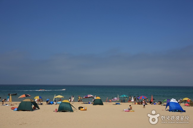 Since the weather in the region is relatively warm, the city has planned a 30-day trial run prior to the opening of the beach, which will see parts of Mangsang Beach in the auto camping resort allotted to foreign visitors. (Image: Korea Tourism Organization)