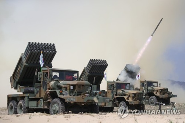 South Korean Army's artillery unit fires a rocket from a 130mm Kooryong multiple rocket launcher during a live-fire drill in Gosong, Gangwon Province, on April 4, 2017. (Image: Yonhap)