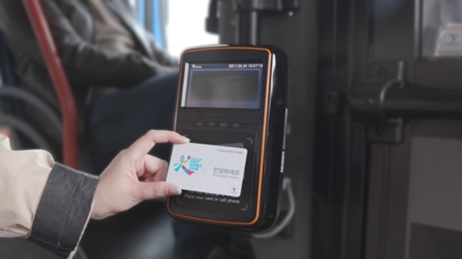 The rechargeable transportation card is available at vending machines located inside the Seoul Metro (Line No. 1-4), the Airport Railroad Express and convenience stores in Incheon International Airport for 4,000 won (US$3.56). (Image: Yonhap)