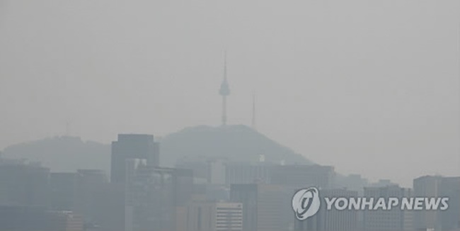 This photo, taken on April 4, 2017, shows Seoul blanketed in a gray haze caused by fine dust in the air. (Image: Yonhap)