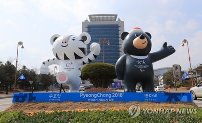 Soohorang (L) and Bandabi, the official mascots of the 2018 PyeongChang Winter Olympics and Winter Paralympics, stand before Gangneung City Hall in Gangneung, Gangwon Province, on March 28, 2017. Gangneung will stage ice events during the competitions. (Image: Yonhap)