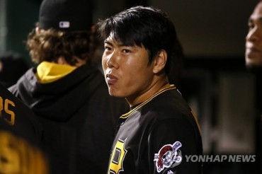 U.S. Visa in Limbo, Pirates’ Kang Jung-ho Continues to Work on His Own