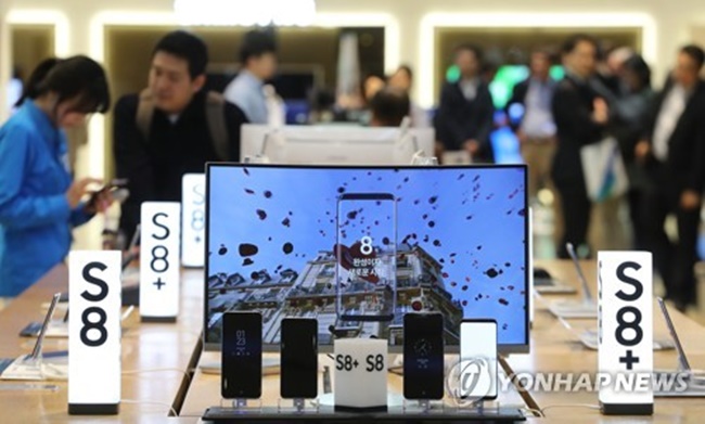 Samsung Electronics Co.'s Galaxy S8 smartphones are displayed at a shop in Seoul in this photo taken on April 19, 2017. (Image: Yonhap)