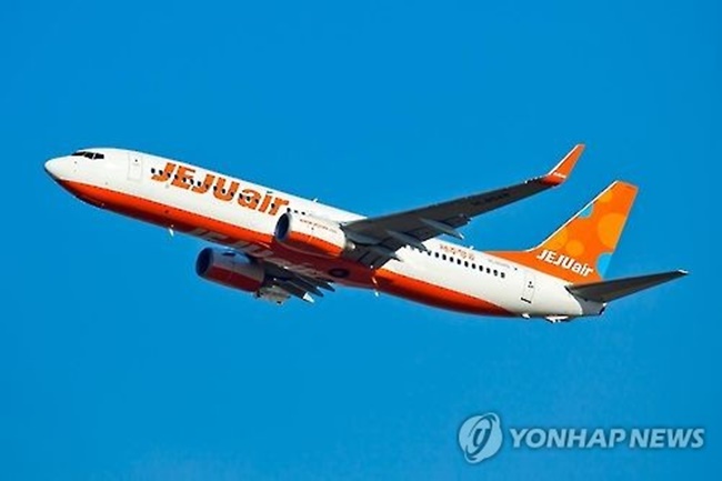 On Sunday, the 29th plane ordered by the Jeju Island-based budget carrier arrived at Gimpo International Airport. The single-aisle B737-800 airliner can seat 189 passengers, Jeju Air said in a statement. (Image: Yonhap)