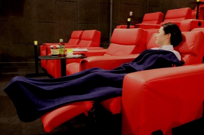 Each customer will be given two seats as well as a drink, a blanket and a pair of slippers to enjoy a nap in dim light, with relaxing music in the background. (Image: CGV)