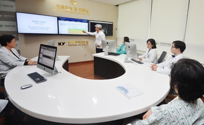Professor Yun Dae-sung at Konyang Hospital’s cancer center said, “The biggest advantage of the Watson system is that it upgrades itself constantly and continues to gain more knowledge about cancer treatment. (Image: Konyang University Hospital)