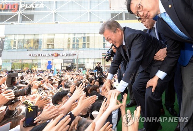 Presidential front-runner Moon Jae-in of the liberal Democratic Party of Korea greets his supporters in Ulsan on April 22, 2017. (Image: Yonhap)