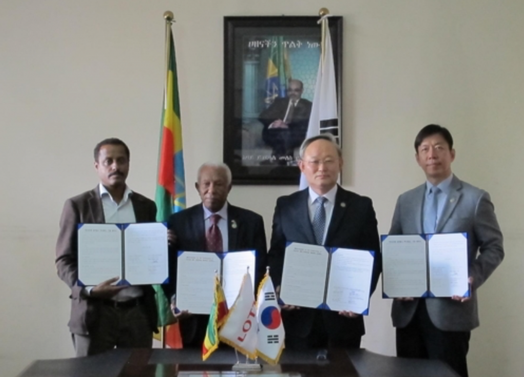Hwang Woo-ung (2nd from R), South Korea's deputy defense minister for welfare, poses for a photo with Abate Sitotaw (L), deputy mayor of Addis Ababa; Melese Tessema (2nd from L), president of the Ethiopian Korean War Veterans Association; and Lee Suk-hwan, senior managing director of Lotte Group. (image: Ministry of National Defense)
