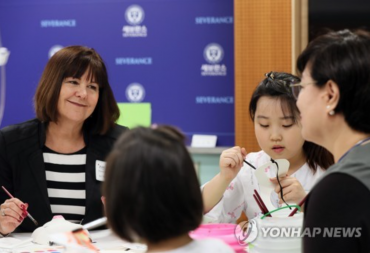 Second Lady Karen Pence Visits Korean Hospital as ‘One Day’ Art Therapist
