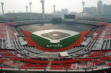 Baseball Stadium Provides Fine Dust Masks to Spectators