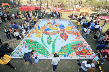 Lotte Hosts Lego Festival to Build Four-Ton Lego Flower