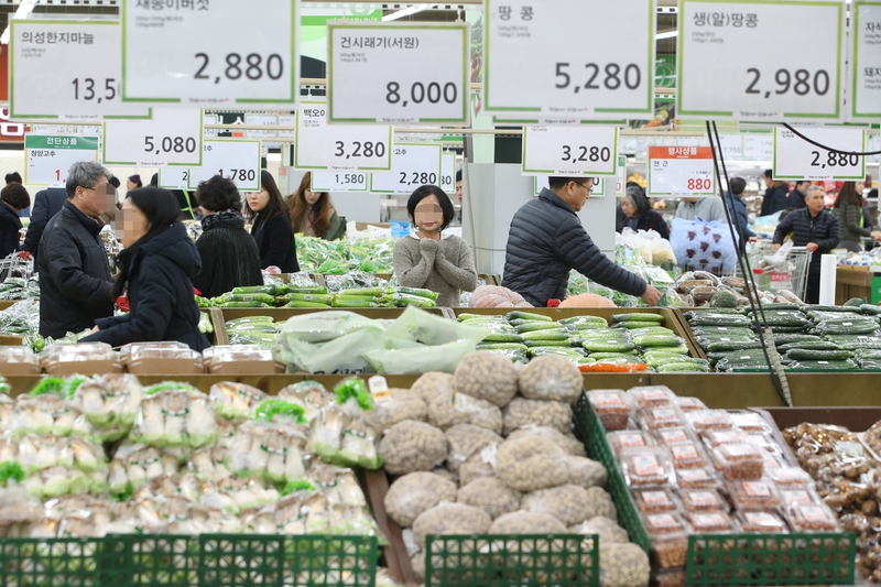 Watchers said food companies may abstain from raising product prices in consideration of the new administration's launch. (image: Yonhap)