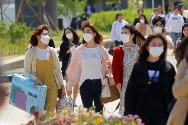 The Nano Bio Research Center, an organization in South Jeolla Province that invested in World Costec's research, yesterday announced the development of the new fine dust mask, which the center expects to export and sell through beauty retailers in countries including the U.S., Thailand and Singapore to name a few. (Image: Yonhap)