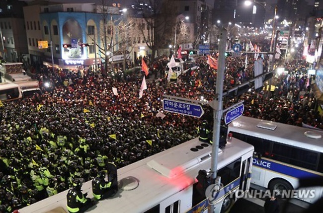 This file photo taken on Nov. 26, 2016, shows a massive rally against former President Park Geun-hye under way in downtown Seoul. (Image: Yonhap)