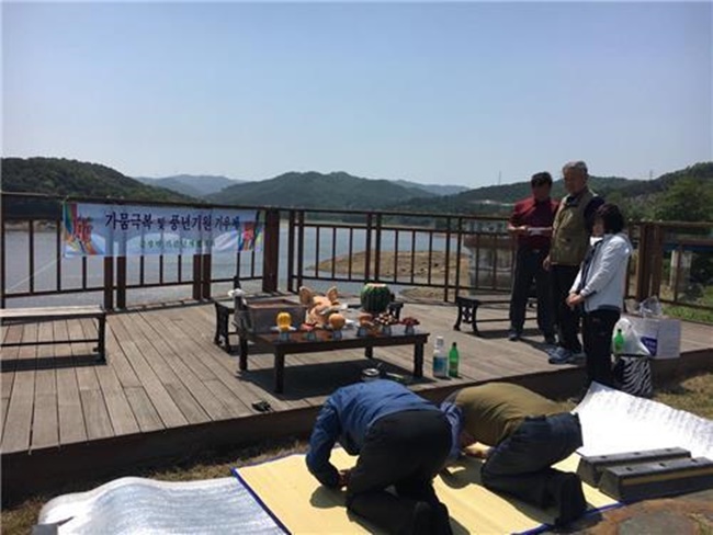 Last Thursday in Anseong, a city in Gyeonggi Province, a Korean rain calling ceremony was performed by a group of some 50 people consisting of local residents and officials, during which an altar was set up adorned with food and drinks. (Image: Geumgwang Township Office)