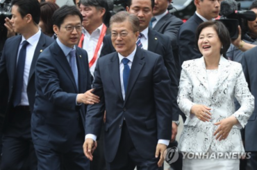 President Moon Emphasizes Interaction With Public, to Relocate Office to Gwanghwamun