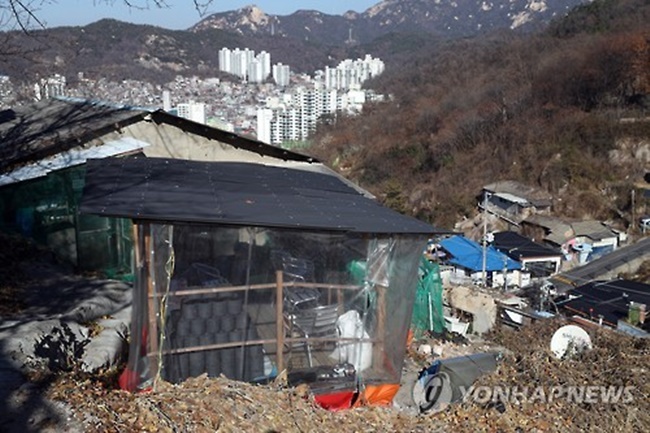 The report also revealed poor households take on debt to pay for necessities, including the payment of rental deposits or health care bills, contrary to middle-class households that take out loans to buy a house or cover education expenses for their children. (Image: Yonhap)