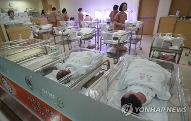 In 2015, the average birth rate among all married South Korean women was estimated at 1.23 per 1,000. (Image: Yonhap)