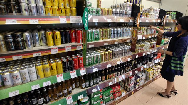 Industry watchers said such figures reflect changes in society where more consumers are opting to enjoy light drinks with their families after work, as opposed to going on a drinking binge with colleagues. (image: Yonhap)