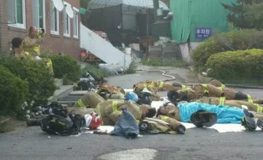 Photo of Worn-out Firefighters “Taking Five” Goes Viral