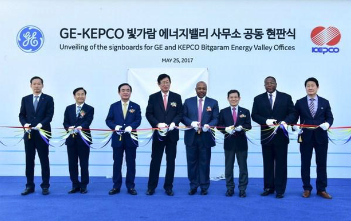 KEPCO President Cho Hwan-eik (fourth from the right) and (to his right) Russell Stokes, CEO of GE Energy Connections.
