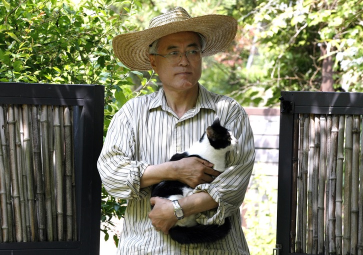 President Moon with his cat Jjingjing. (Image: Moon's official blog)